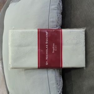 💥50% sale💥NEW Saint Nicholas square 4 poinsettia napkins ivory color #b91